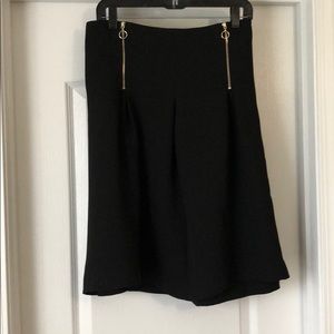 High-Waist skirt with zipper detail.